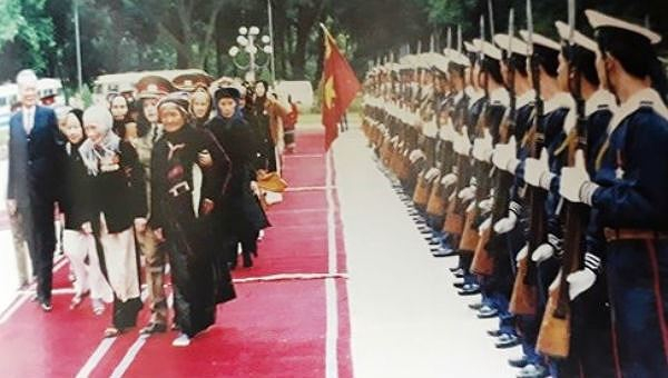 Chủ tịch nước, Đại tướng L&ecirc; Đức Anh c&ugrave;ng c&aacute;c đại biểu B&agrave; mẹ Việt Nam Anh h&ugrave;ng được phong tặng đợt đầu duyệt Đội Danh dự QĐND Việt Nam tại Phủ Chủ tịch ng&agrave;y 19/12/1994.