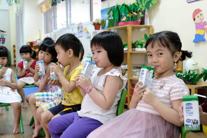 C&aacute;c em học sinh h&agrave;o hứng trong giờ uống sữa học đường