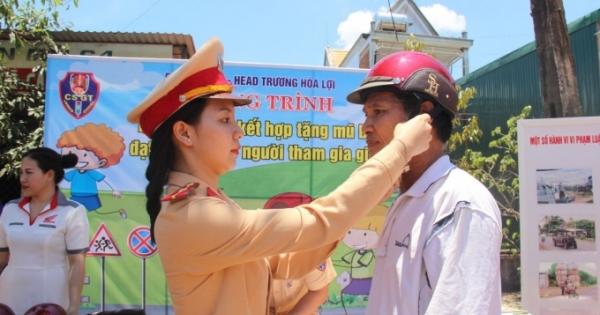 CSGT Đắk Lắk tổ chức tuyên truyền và tặng 150 mũ bảo hiểm trong dịp nghỉ lễ 30/4 và 1/5 cho người dân
