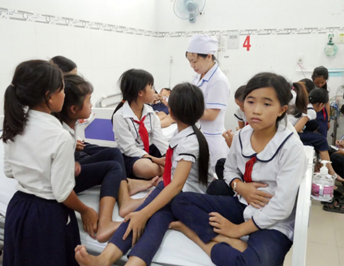 Rất đ&ocirc;ng học sinh được cấp cứu tại Bệnh viện Đa khoa Ninh Thuận.&nbsp;