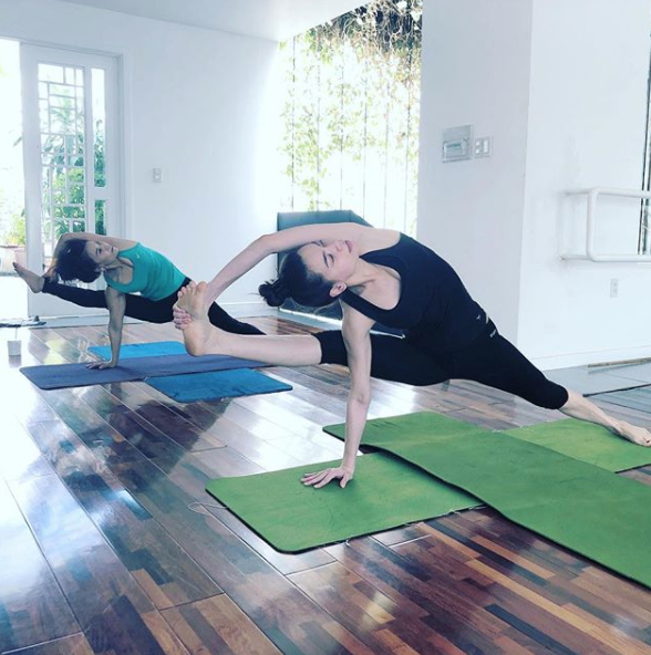 Angela Phương Trinh, Tr&agrave; Ngọc Hằng, Huỳnh Vy sở hữu v&oacute;c d&aacute;ng khỏe khoắn nhờ yoga