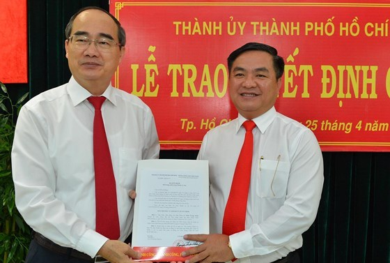 Đồng ch&iacute; Nguyễn Thiện Nh&acirc;n trao quyết định cho đồng ch&iacute; Trần Trọng Tuấn.