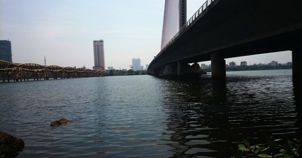 Xuất hiện dòng nước đen ngòm, bốc mùi hôi thối trên sông Hàn