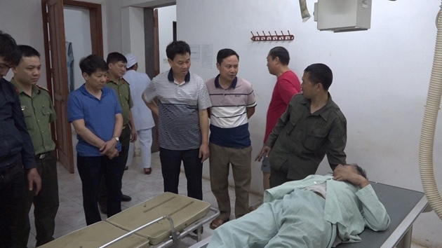 L&atilde;nh đạo huyện Si Ma Cai kịp thời thăm hỏi động vi&ecirc;n 2 c&aacute;n bộ chiến sỹ bị thương&nbsp;