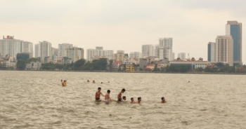 Hà Nội nắng nóng, người dân rủ nhau ra "bãi tắm" Hồ Tây để giải nhiệt