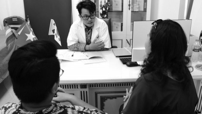 B&aacute;c sĩ Johnny Chen đang tư vấn cho hai mẹ con một cậu b&eacute; chuyển giới nam.