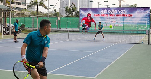 Giải Tennis Cup Hanoi Unesco Travel Club Open 2019 gồm 12 đội được chia l&agrave;m 3 bảng, với tinh thần thể thao trung thực, cao thượng v&agrave; hết m&igrave;nh, mang đến cho người xem những gi&acirc;y ph&uacute;t hồi hộp, đầy hứng khởi.&nbsp;