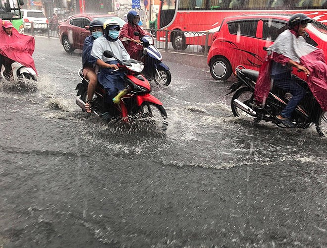 Khu vực đường Bạch Đằng cũng bị ngập cục bộ trong cơn mưa lớn v&agrave;o trưa nay