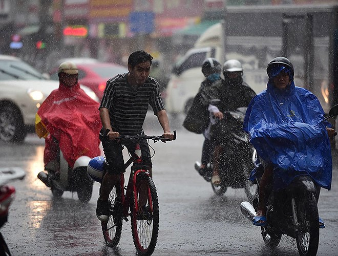 Do mưa lớn, nhiều người đi đường kh&ocirc;ng kịp trở tay, qu&ecirc;n &aacute;o mưa n&ecirc;n ướt sũng quần &aacute;o (nguồn: Vietnamnet)