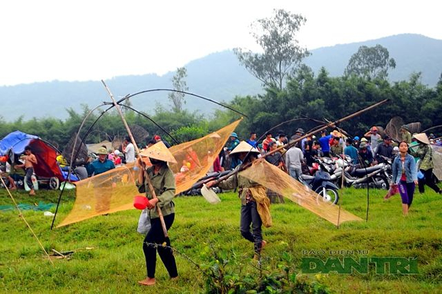 Từ s&aacute;ng sớm, h&agrave;ng ngh&igrave;n người d&acirc;n x&atilde; Xu&acirc;n Vi&ecirc;n (huyện Nghi Xu&acirc;n, H&agrave; Tĩnh) mang theo ngư cụ đến đầm Vực R&agrave;o để tham gia lễ hội Đồng Hoa.