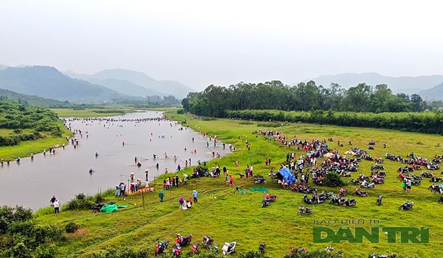 Tấp nập mang nơm, v&oacute;, lưới đổ về lễ hội đ&aacute;nh bắt c&aacute; c&oacute; một kh&ocirc;ng hai ở miền Trung