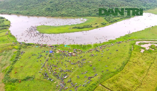 Đầm nước n&agrave;y c&oacute; chiều d&agrave;i 1 km với diện t&iacute;ch khoảng 30 ha, nằm dưới ch&acirc;n d&atilde;y n&uacute;i Hồng Lĩnh, c&oacute; nhiều lo&agrave;i c&aacute; nước ngọt sinh trưởng