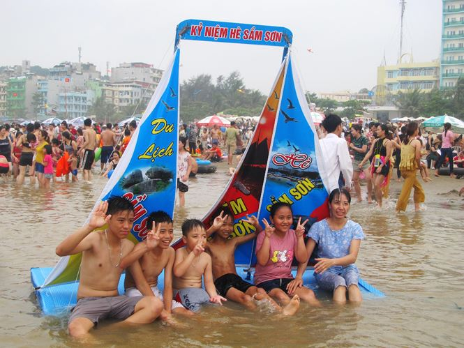 Thời tiết tại Thanh H&oacute;a thuận lợi trong kỳ nghỉ lễ tại biển Sầm Sơn.