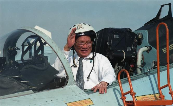 Chủ tịch nước L&ecirc; Đức Anh l&ecirc;n buồng l&aacute;i m&aacute;y bay chiến đấu Su-27 trong chuyến thăm Trung đo&agrave;n Kh&ocirc;ng qu&acirc;n 937, Qu&acirc;n chủng Kh&ocirc;ng qu&acirc;n Việt Nam, ng&agrave;y 1/5/1996. Ảnh: Cao Phong/TTXVN