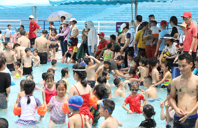 Khu bể bơi d&agrave;nh cho trẻ con dưới một m&eacute;t k&iacute;n đặc người.
