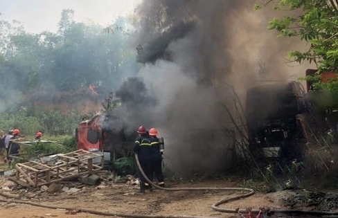 Lào Cai: Đốt rác tiện thể đốt luôn cả xưởng ô tô của hàng xóm