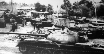 [Clip]: Xem lại hình ảnh hai xe tăng mang số hiệu 390 và 843 húc đổ cổng Dinh Độc Lập