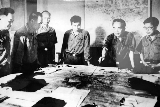 Qu&acirc;n ủy trung ương theo d&otilde;i diễn biến chiến dịch Hồ Ch&iacute; Minh, th&aacute;ng 4.1975.