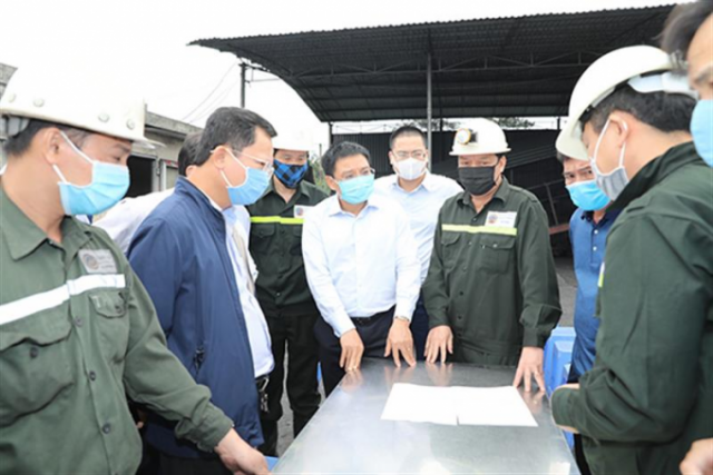 Quảng Ninh: 15 tiếng đồng hồ căng thẳng giải cứu 6 công nhân mắc kẹt dưới lò than