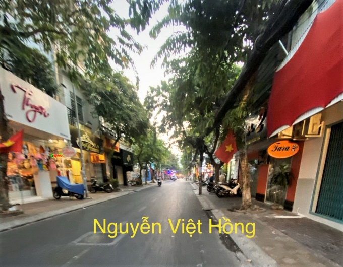 Đường Nguyễn Việt Hồng cũng thưa thớt người tham gia giao thông.