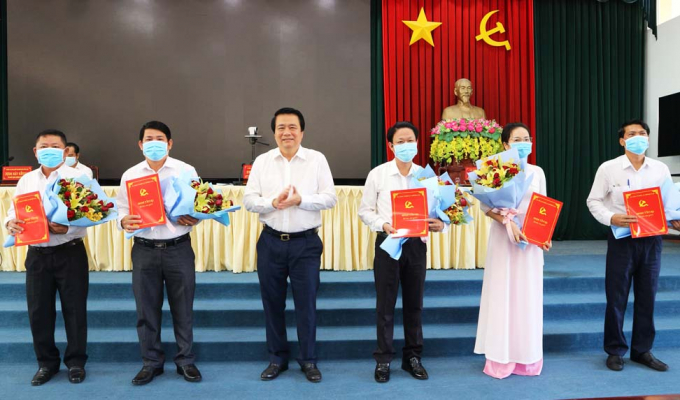 Ông Phạm Văn Rạnh trao quyết định cho các ông bà vừa được chỉ định tham gia Ban Chấp hành Đảng bộ tỉnh.