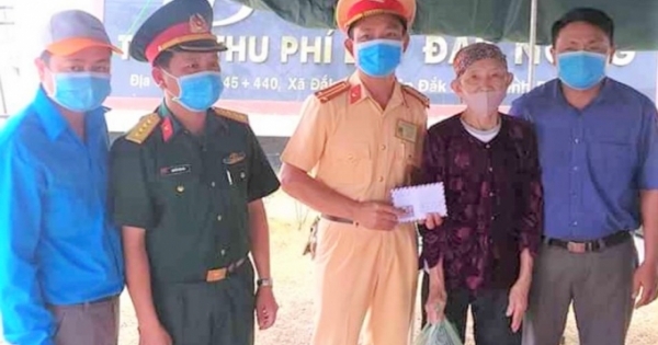 Cụ bà 88 tuổi đi 20km để tặng quà cho lực lượng kiểm soát dịch bệnh Covid-19