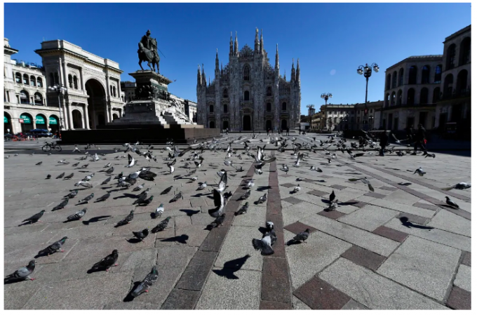 Quảng trường Duomo ở Milan gần như vắng bóng người ở thời điểm phong toả hiện tại ở Ý. (Flavio Lo Scalzo / Reuters)