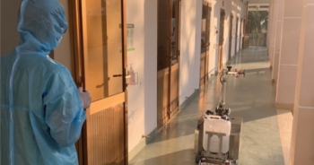 Bệnh viện dã chiến Củ Chi đưa robot khử khuẩn vào hoạt động trong phòng cách ly