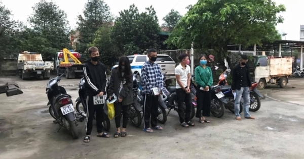 Nghệ An: Nhóm nam nữ ngông nghênh đi xe máy không đội mũ bảo hiểm, đánh võng giữa đại dịch