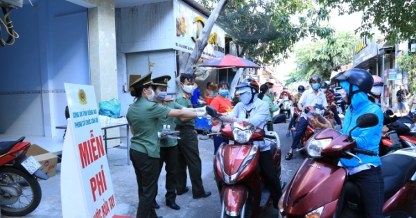 Công an tỉnh Đồng Nai cùng người lao động phòng, chống dịch Covid-19