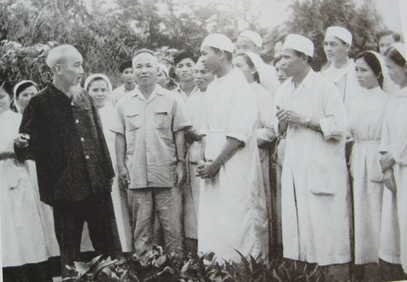 Chủ tịch Hồ Chí Minh thăm Bệnh xá Vân Đình, Hà Tây (Hà Nội ngày nay), tháng 4/1963