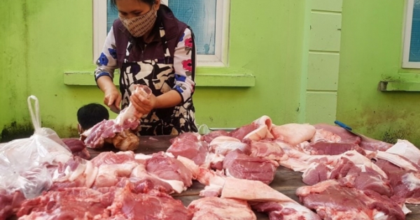 Thịt lợn: Giá ngoài chợ, “giá trên tivi”
