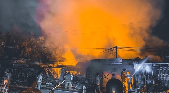 Tây Ninh: Cháy chợ huyện Tân Châu các sạp hàng hóa bị thiêu rụi