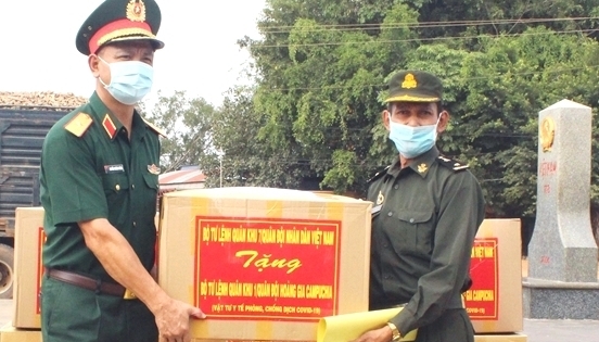 Trao tặng vật tư y tế phòng dịch Covid-19 cho Quân đội Hoàng gia Campuchia