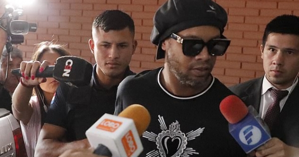 Ronaldinho được ra tù sau 32 ngày bị giam giữ