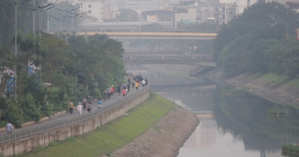 Nhộn nhịp tập thể dục trên con đường đi bộ dài nhất Hà Nội