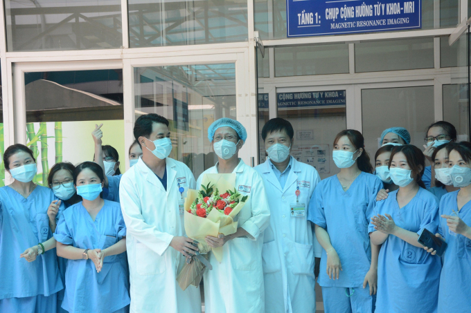 Lãnh đạo Bệnh viện Đà Nẵng chúc mừng đội ngũ y, bác sỹ.