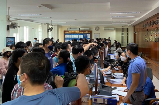 Hải Phòng: Hàng trăm người chen lấn tại UBND quận Hải An giữa đại dịch