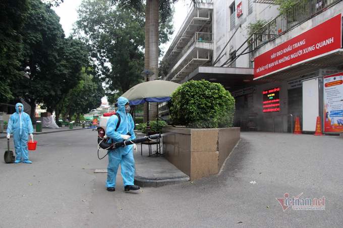 Lực lượng chức năng phun khử khuẩn trước khu vực khoa Cấp cứu A9 (Ảnh: Vietnamnet.vn).