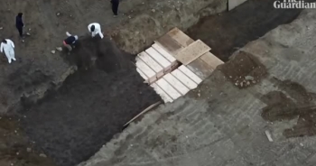 VIDEO: Cảnh chôn tập thể những xác chết do nhiễm Covid-19 trên đảo Hart tại Mỹ