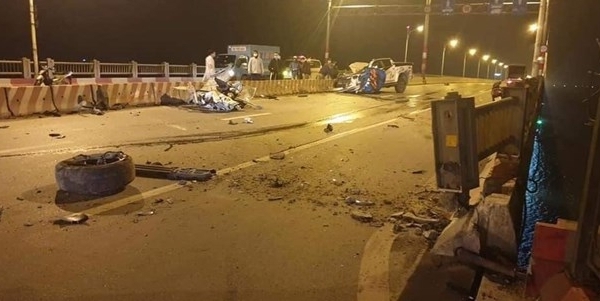 Xe bán tải tông vào dải phân cách trên cầu Vĩnh Tuy khiến 1 người tử vong