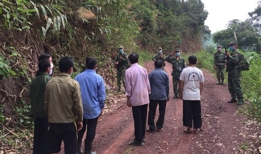 7 anh em đang cắt rừng từ Lào về Việt Nam thì bị phát hiện, đưa đi cách ly