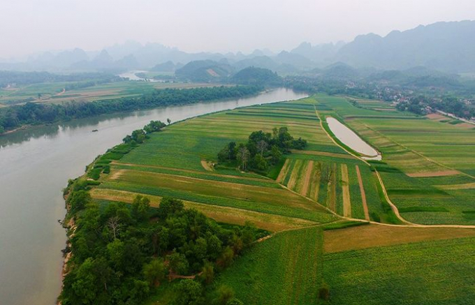 Sông Lam, chảy qua quê hương nhà thơ Hoàng Cát.