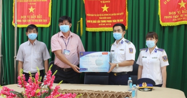 Bộ Tư lệnh Vùng Cảnh sát biển 4 trao tặng 3.500 khẩu trang y tế cho người dân
