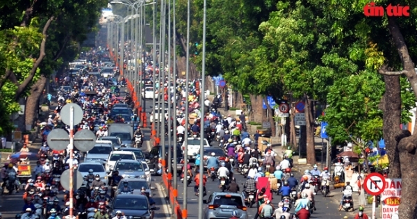 TP Hồ Chí Minh: Đường phố tấp nập, nhiều người không đeo khẩu trang trong ngày đầu tiếp tục giãn cách xã hội