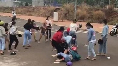 Công an vào cuộc xác minh vụ hỗn chiến giữa 2 nhóm thiếu nữ giữa đường phố