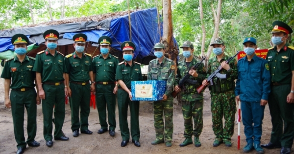 Lãnh đạo Bộ tư lệnh Quân khu 7 thăm, tặng quà các chốt phòng, chống dịch Covid-19 trên biên giới tỉnh Tây Ninh