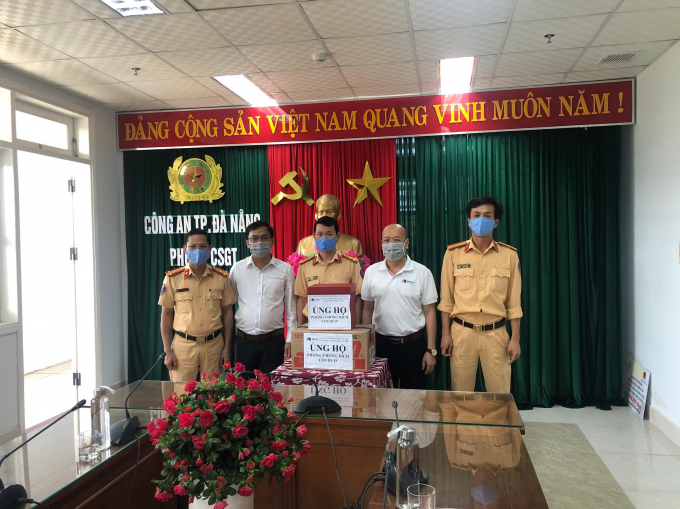 Công ty Cổ phần hạ tầng giao thông Đèo Cả trao tặng Phòng cảnh sát giao thông Thành phố Đà Nẵng gần 1000 khẩu trang y tế, 50 chai nước sát khuẩn.