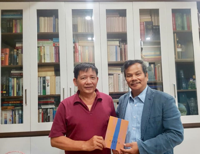Nhà thơ Trần Quang Quý tặng tác giả bài báo tập thơ “Nguồn”