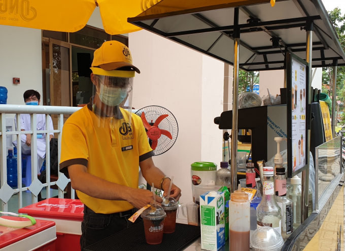 Nhân viên cà phê Ông Bầu đang chuẩn bị thức uống miễn phí tại Bệnh viện dã chiến Củ Chi.